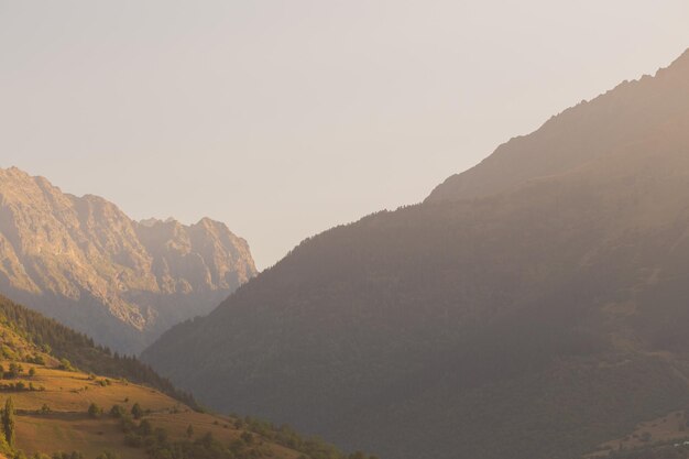 mañana en las montañas y la luz del sol