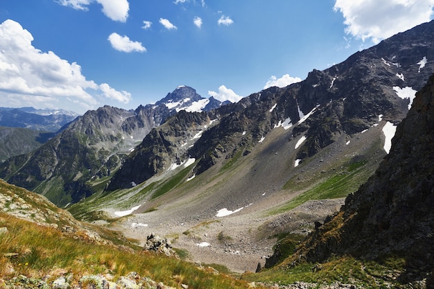 Mañana en las montañas, un paisaje fabuloso de las montañas del Cáucaso. Camina escalando montañas, picos y picos nevados. Aire puro limpio en una mañana soleada entre la roca