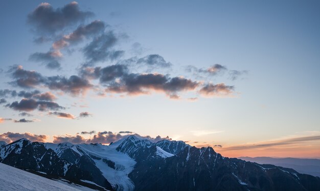 Mañana en las montañas, picos nevados