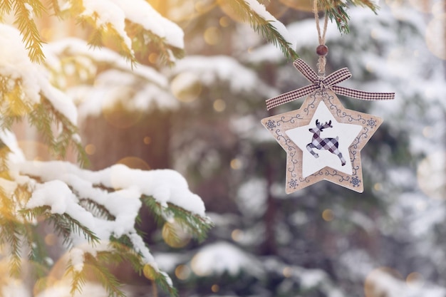 Foto mañana de navidad. juguete de navidad en el árbol de navidad en el bosque nevado