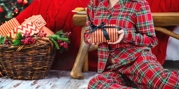 Mañana de Navidad, mujer con regalos en sus manos. Enfoque selectivo.