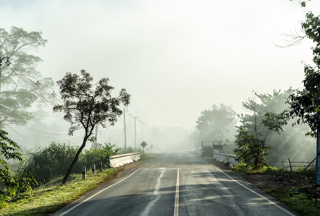 Por la mañana con niebla que cubre toda la zona.