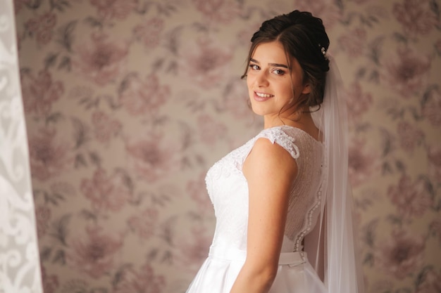 Foto mañana de novia joven retrato de niña hermosa vestido de novia blanco