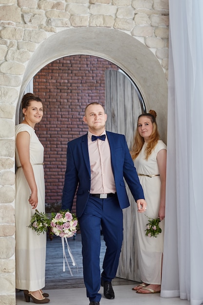 Por la mañana novio, preparando a la novia antes de la boda.