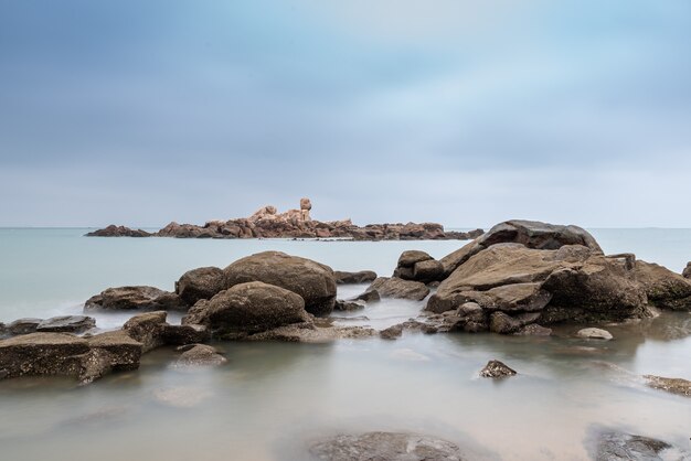 Foto mañana nublada, agua de mar, arrecifes e islas