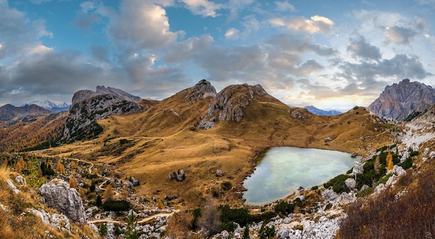 Mañana nublada otoño alpino Dolomitas montaña escena pacífica ruta de Valparola y vistas al lago Belluno Italia