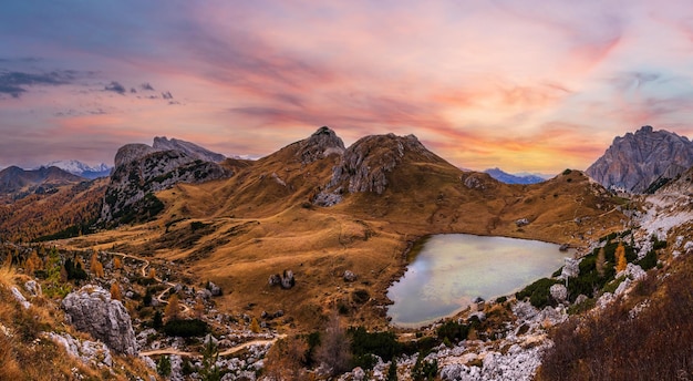 Mañana nublada otoño alpino Dolomitas montaña escena pacífica ruta de Valparola y vistas al lago Belluno Italia