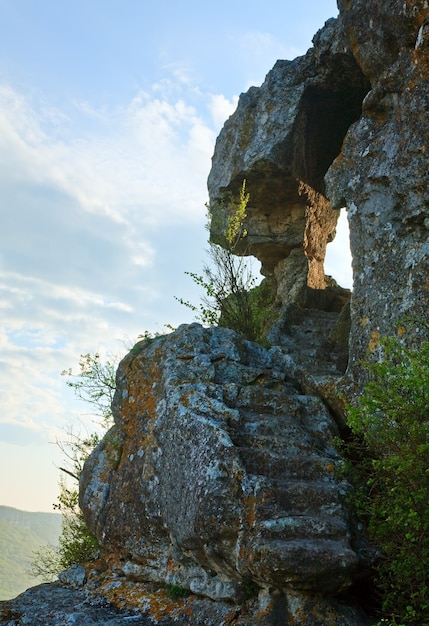 Mañana nublada vista desde la parte superior de Mangup Kale - fortaleza histórica y asentamiento de cuevas antiguas en Crimea (Ucrania)