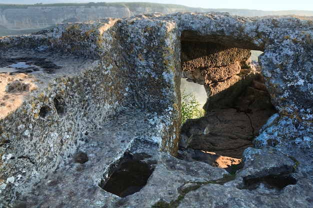 Mañana nublada vista desde la parte superior de Mangup Kale - fortaleza histórica y asentamiento de cuevas antiguas en Crimea (Ucrania)