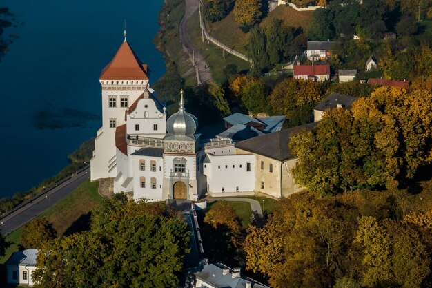 Mañana nublada y vistas panorámicas aéreas sobre el castillo medieval y el paseo marítimo con vistas a la ciudad vieja y los edificios históricos cerca del río ancho