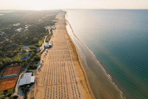 Mañana en la playa todavía desierta Playa paraguas para relajarse y ponerse el sol Playa Bibione Italia