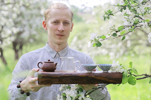 Mañana de primavera en asia, ceremonia tradicional del té en china aroma sakura