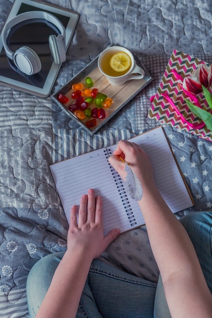 Foto mañana, primavera, fin de semana de verano, cuando lees un libro y tomas té caliente con dulces.