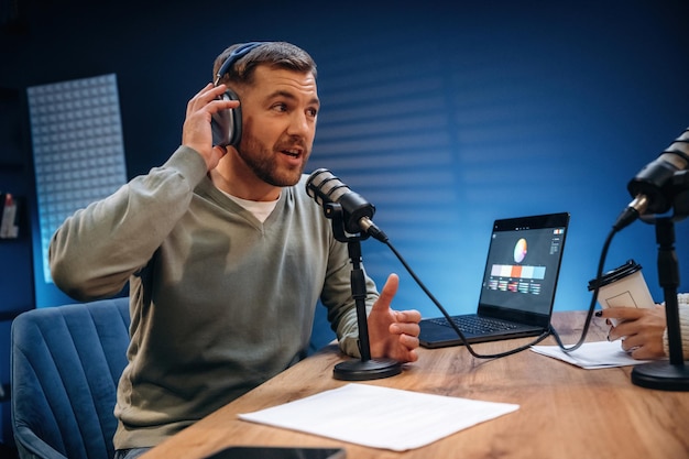 Mañana radio Hombre con micrófono en el estudio concepción de podcast