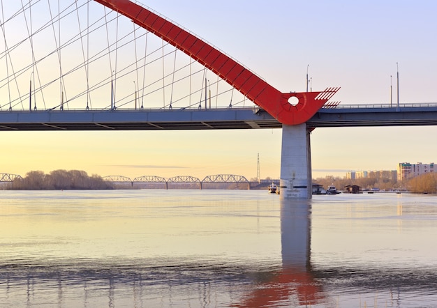 Mañana en el río Ob en Novosibirsk El arco del puente automovilístico Bugrinsky sobre el agua