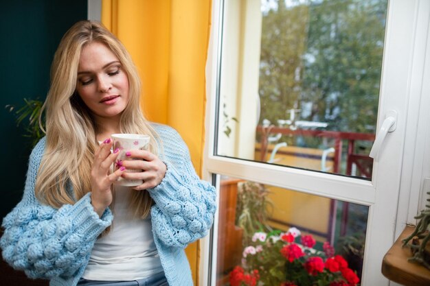 Mañana romántica de una joven con café aromático