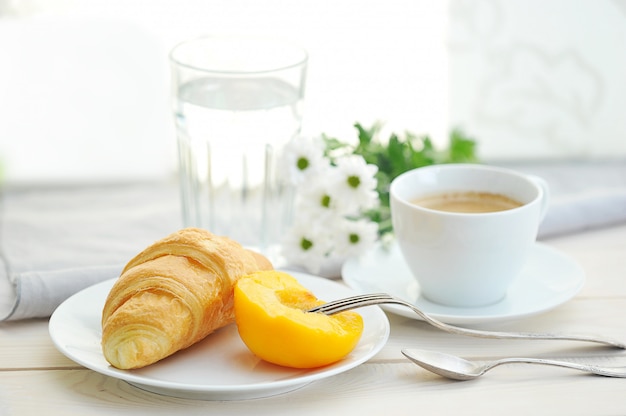 Mañana soleada con desayuno, café, croissant