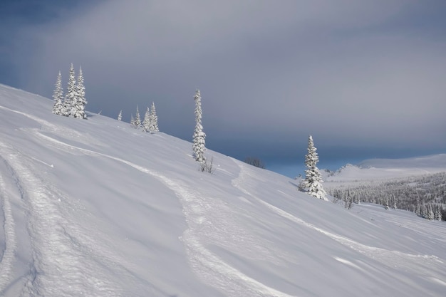 Mañana soleada de invierno en las montañas de sheregesh en la pista de esquíx9