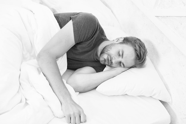 Por la mañana su sueño es tan dulce Hombre durmiente por la mañana Hombre guapo durmiendo en el dormitorio Hombre sexy durmiendo en la cama durante la mañana Disfrutando de la calma matutina