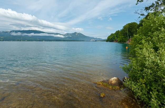 Mañana de verano nublado con vistas al lago Wolfgangsee (Austria).