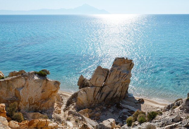 Mañana de verano playa de arena y costa rocosa cerca de la playa de Platanitsi (península de Sithonia, Chalcidice, Grecia).