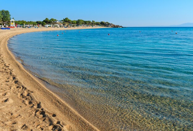 Mañana de verano en la playa de Platanitsi (Chalkidiki, Grecia).