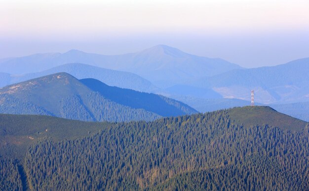 Mañana de verano Vista de la cima de la montaña de los Cárpatos desde la cumbre pedregosa del monte Ihrovets (Gorgany, Ucrania).