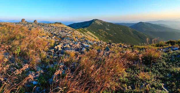 Mañana de verano Vista superior de la montaña de los Cárpatos desde la cumbre pedregosa del Monte Ihrovets Gorgany Ucrania Panorama de dos tomas