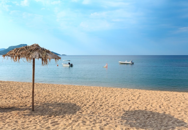 Mañana de verano con vistas a la playa de arena Tristinika (Sithonia, Chalkidiki, Grecia).