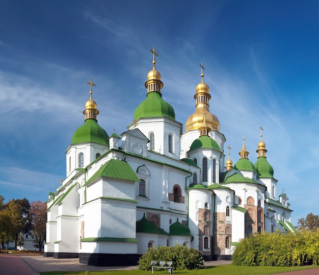 Mañana vista del edificio de la iglesia de la Catedral de Santa Sofía. Centro de Kiev-City, Ucrania. Imagen compuesta de tres disparos.