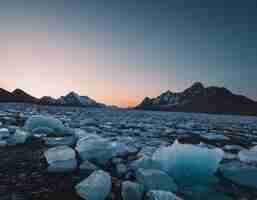 Foto mañanas soleadas en la montaña de hielo