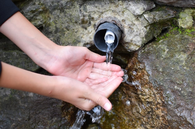 manantial de agua subterránea manantial de agua de montaña en la naturaleza