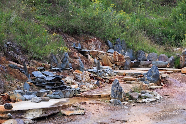 Manantial mineral curativo natural en la cresta rocosa del Cáucaso Norte en Rusia