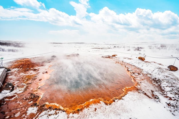 Manantial termal en el valle de Haukadalur Geysir área geotérmica invierno islandia