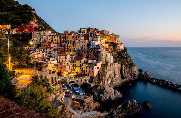 Foto manarola antes do pôr do sol