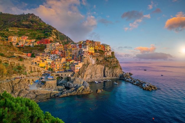 Manarola, buntes Stadtbild auf den Bergen über dem Mittelmeer in Cinque Terre Italien Europe