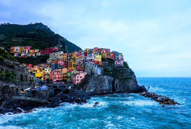 Manarola Cinque Terre bei bewölktem Himmel