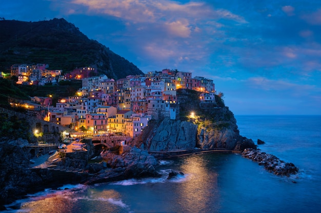 Manarola-Dorf in der Nacht, Cinque Terre, Ligurien, Italien