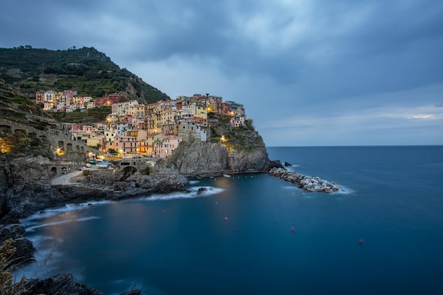 Manarola Itália Cinque Terre 14 de novembro de 2021 A colorida vila de Manarola na hora azul