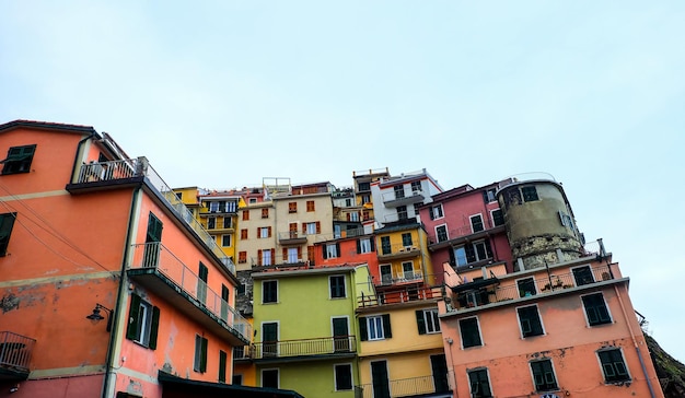 Manarola Village en cielo nublado