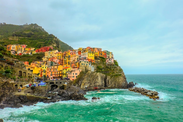 Manarola Village en cielo nublado