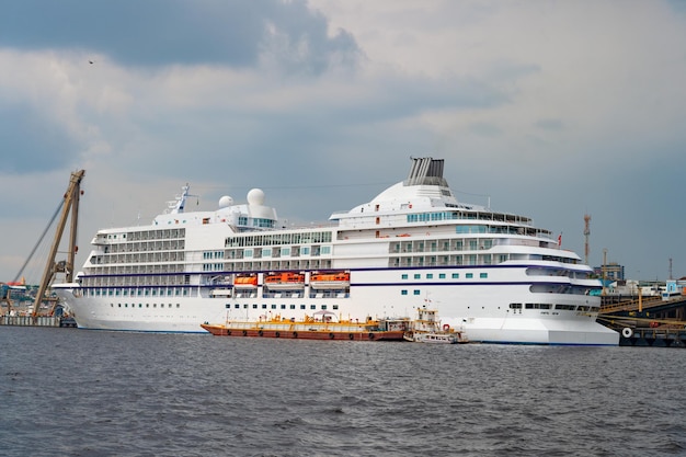 Manaus Brasil 04 de dezembro de 2015 grande navio de cruzeiro no porto pronto para passeio