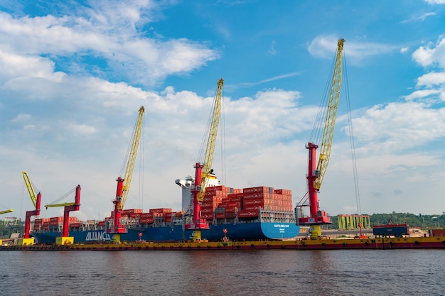 Manaus Brasil 04 de dezembro de 2015 Maersk Bartolomeu dias tanke de carga no porto com guindastes