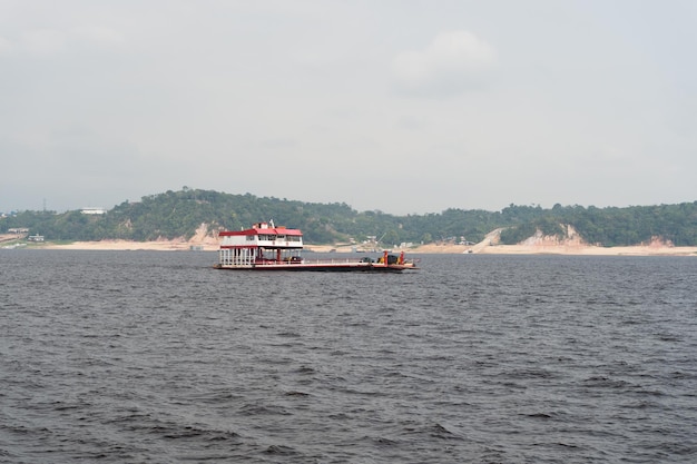 Manaus Brasil 04 de diciembre de 2015 barcaza de ferry de carga que transporta automóviles