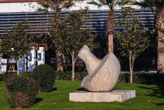 Manavgat Turquia 23 de janeiro de 2023 escultura moderna de formas geométricas simples no parque