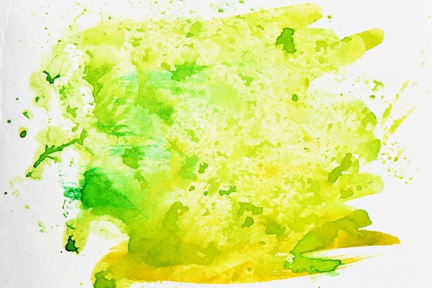 Mancha abstrata de aquarela verde fresca pintada à mão em papel branco Pintar fundo de respingo