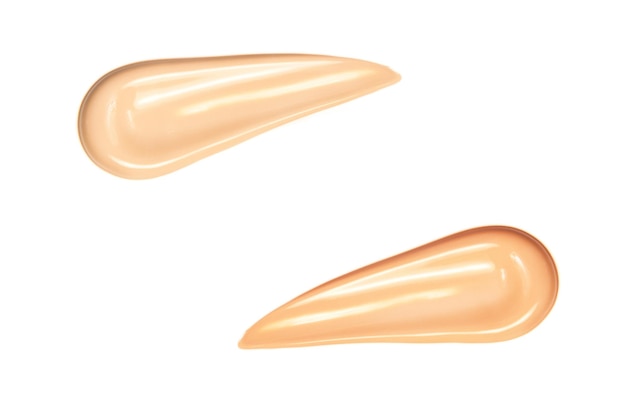 Foto mancha de crema de tono beige fondo blanco aislado trazo de bb líquido corrector tonal de forma facial base de maquillaje pincelada de remolino marrón copyspace para texto producto de maqueta dos similares