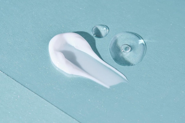 Una mancha con gotas de suero sobre un fondo azul