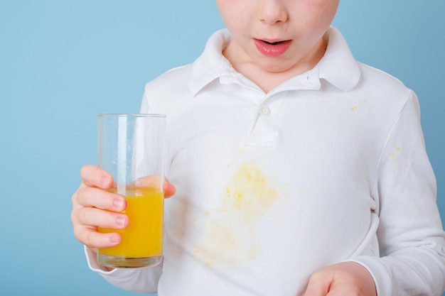 Mancha sucia de jugo de naranja en la ropa El concepto de limpieza de manchas en la ropa