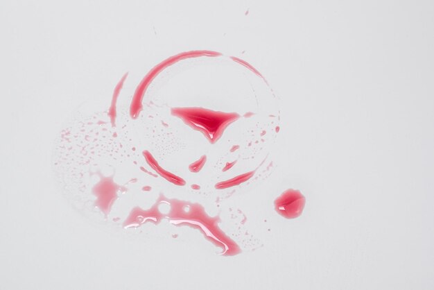 Mancha de vino rojo en fondo blanco Plantilla de diseño para portada de menú de restaurante o degustación de vino